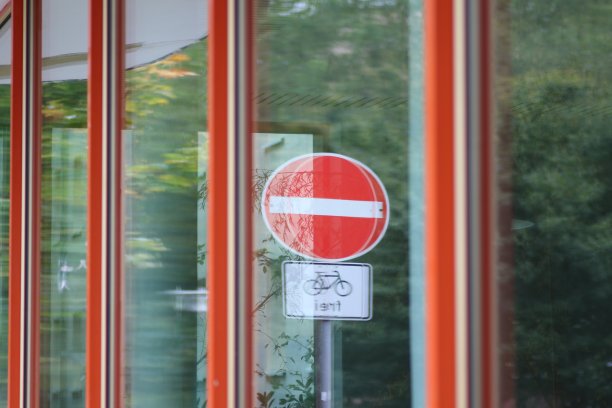 交通标志在窗户上的反射图片下载