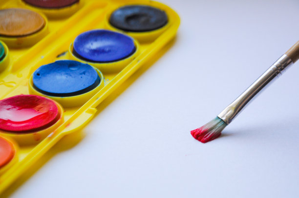 用画笔在白纸上作画图片下载