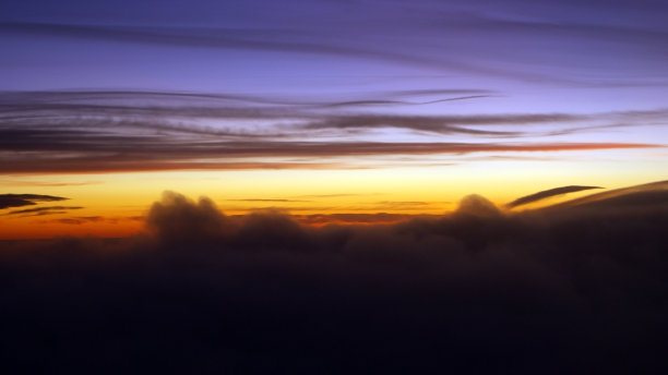 从飞机窗口看到的五颜六色的日落。图片下载