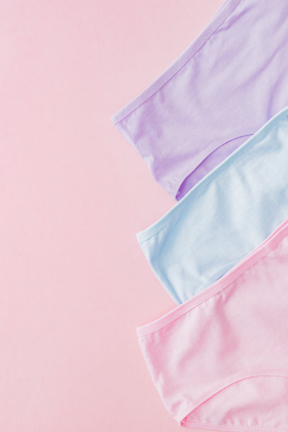 平躺设置不同颜色的女性内裤在粉红色的背景。俯视图广告和购物概念图片下载