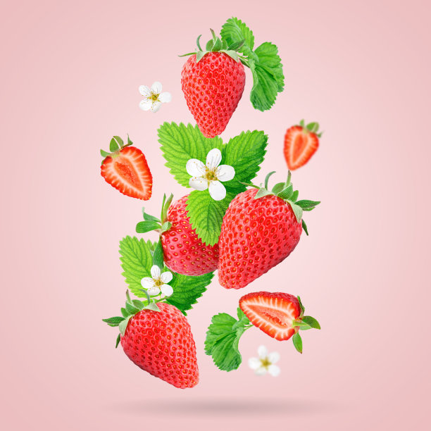 草莓浆果漂浮在粉红色的背景上。草莓的背景。图片下载