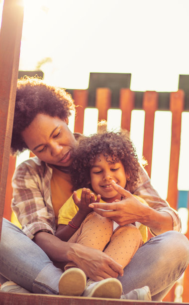 妈妈和女儿在操场上。图片下载