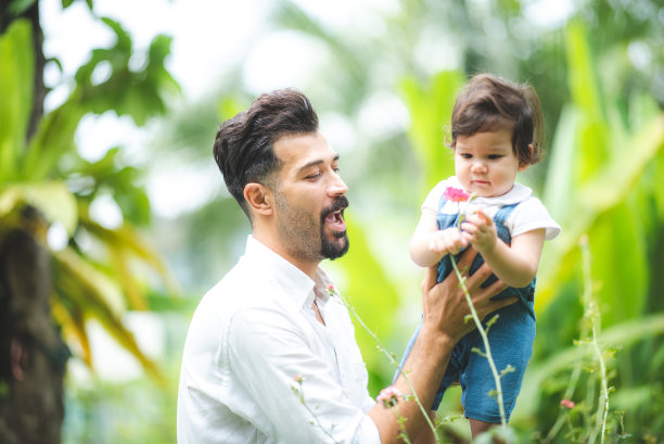 孩子宝宝和父亲，父亲和儿子一起抚养和玩耍的家庭，家里，成年父亲和小男孩一个人在一起快乐的生活，快乐的童年生活图片下载
