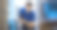 一名男性员工专注于自己的工作，穿着工作服的工作理念，近距离拍摄工作人员在仓库仓库工作。图片下载