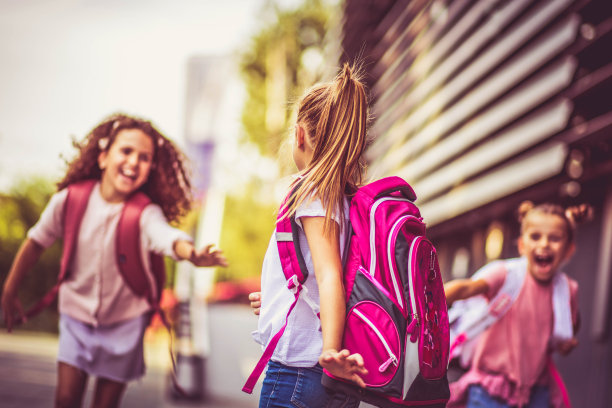 外面有三个女学生。图片下载