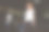 在体育馆拿着哑铃的体育女孩图片下载