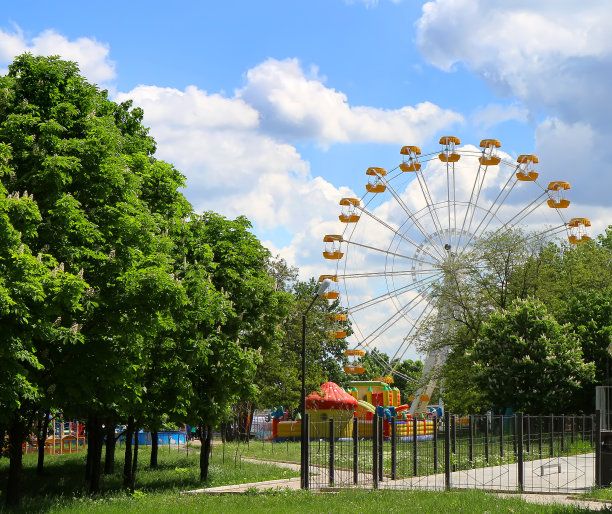 春天在城市游乐园。图片下载