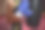 女孩在体育馆里戴上拳击手套。特写图片下载