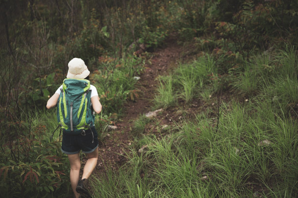 徒步女背包客徒步旅行，以山区自然户外，冒险徒步运动的生活方式为徒步旅游活动，暑假旅行为自由放松图片下载