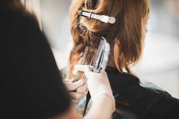 专业的发型师是发型师和发型时尚美容院的理念，关于女性客户的理发和头发护理，理发设备，发型师的工作来为女性做发型模特图片下载