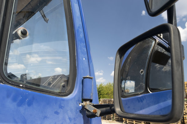 在工厂的道路上有侧后视镜图片下载