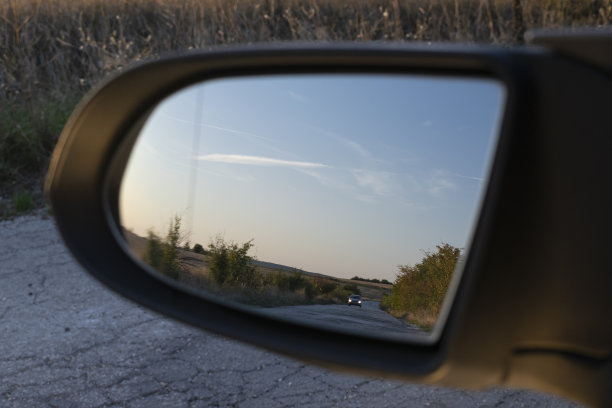 在梦中看侧后视镜图片下载