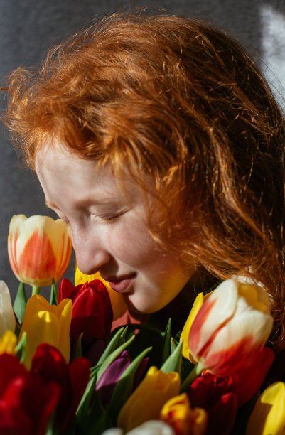 孩子的脸在花里图片下载