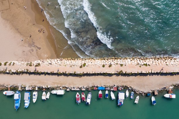 鸟瞰图的海滩上的土耳其里维埃拉。侧面，地中海海岸，土耳其安塔利亚旅游海滩无人机照片视图图片下载