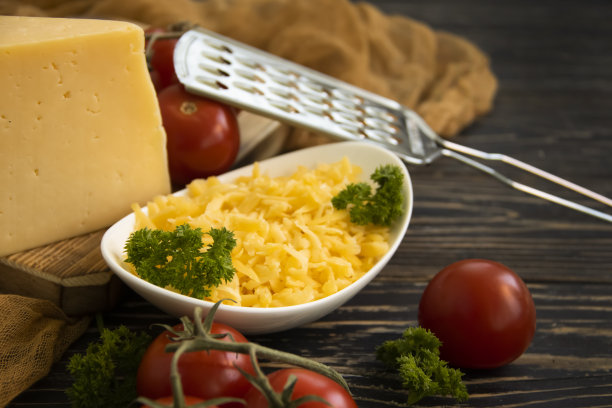 碎奶酪，欧芹，木质背景图片下载