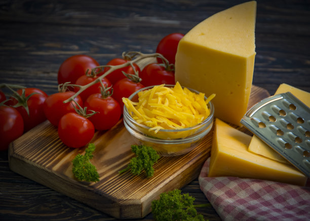 碎奶酪，欧芹，木质背景图片下载