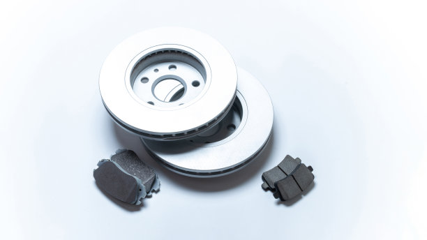 汽车服务的工具。新的金属汽车部件。汽车机械备件或汽车零件隔离在白色背景上。机械齿轮技术与空间为文本。图片下载