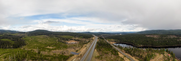 加拿大山区景观中一条风景优美的公路鸟瞰全景图片下载