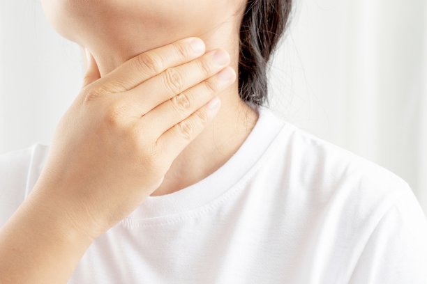 女人咳嗽，感冒，喉咙痛，有痰。图片下载