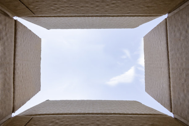 从纸箱里面看，天空阴云密布图片下载