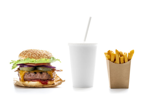 汉堡套餐与带走饮料玻璃吸管和一次性薯条在牛皮纸纸盒隔离白色图片下载