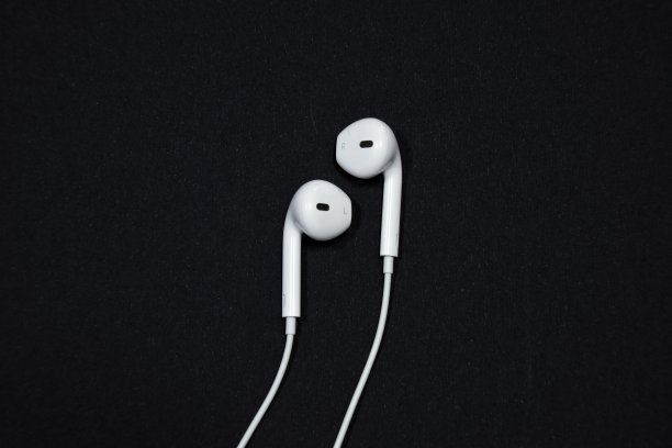 白色耳机和黑色背景图片下载
