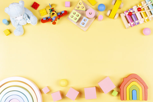 婴儿玩具框架与教育，发展，音乐，学习玩具在柔和的黄色背景。俯视图图片下载