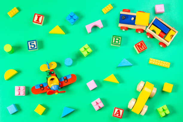 一套彩色儿童玩具在浅绿色的背景。俯视图，平放图片下载