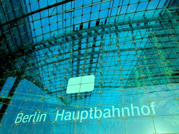 未来主义的柏林中央火车站几何桁架结构通过玻璃立面图片下载