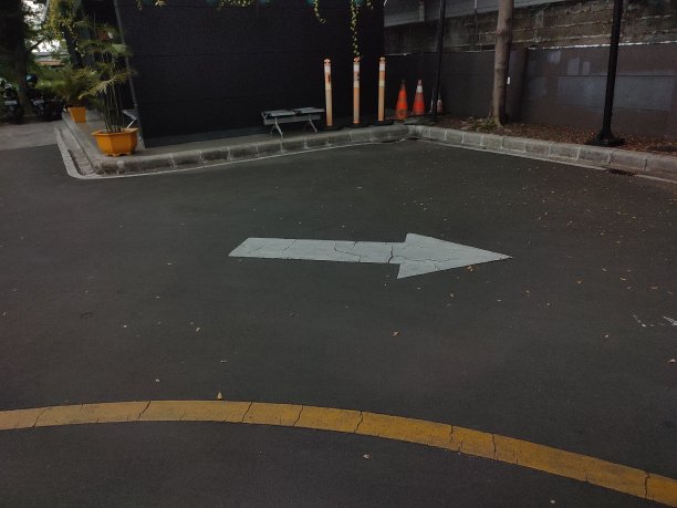 箭头指向街道图片下载