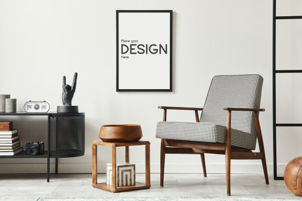 时尚的斯堪的纳维亚组成客厅设计扶手椅和黑色模拟海报框架。模板。图片下载
