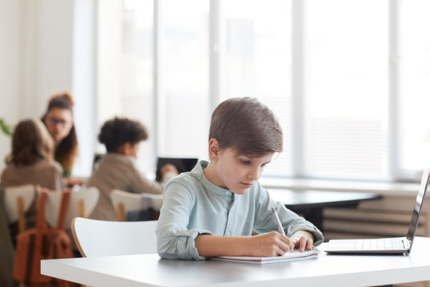 在学校读书的男孩图片下载