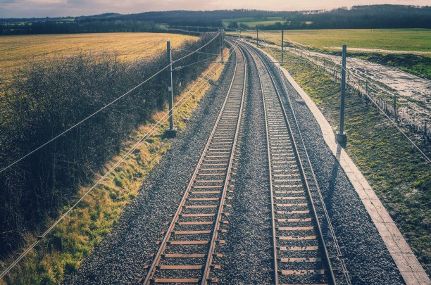 英国乡村的电气化铁路线。农村田际线图片下载