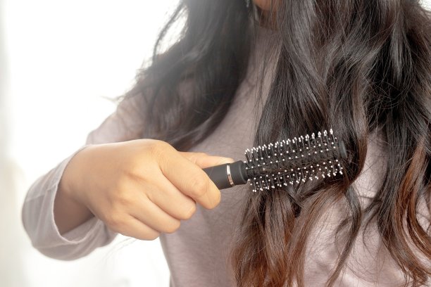 女性对洗发水过敏会导致脱发和头皮屑。图片下载