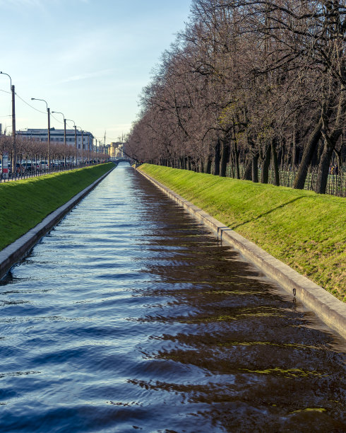 春天的公园。湖在春天的公园。春天的风景。图片下载