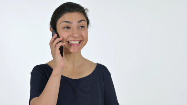 印度女性在白色背景下用智能手机聊天图片下载