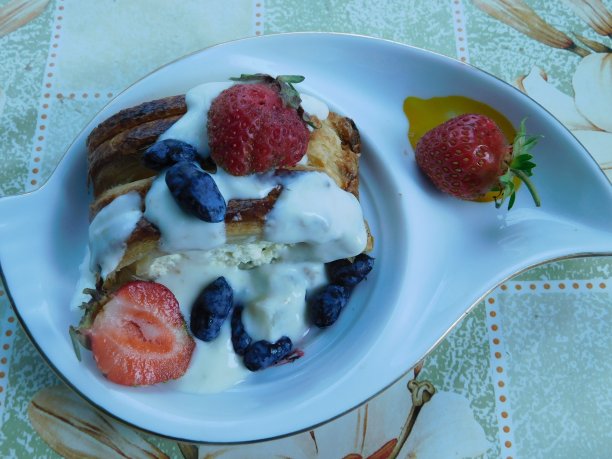甜点是一种自制的冰淇淋，配上野莓和草莓。图片下载