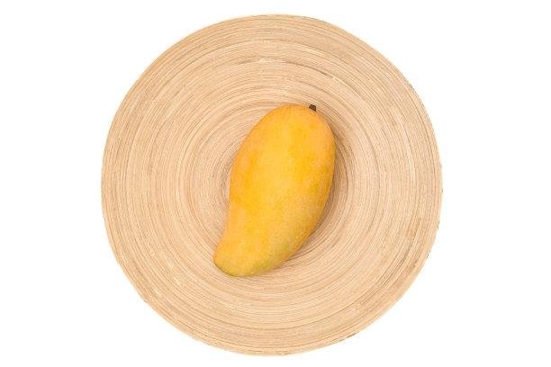 一个成熟的泰国芒果放在竹盘里。图片下载