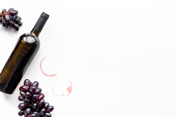 红酒瓶中有葡萄滴和葡萄酒的痕迹图片下载