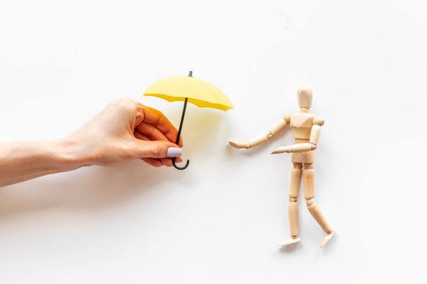 手撑伞盖木制人体模型图。社会保障和保险理念图片下载