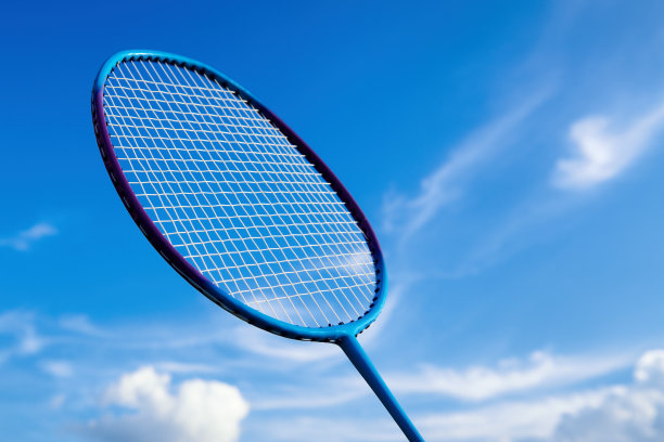 蓝天上的羽毛球拍。羽毛球露天比赛活动。羽毛球户外运动图片下载