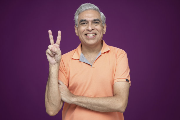 肖像的高级男子孤立在紫色背景:股票照片图片下载