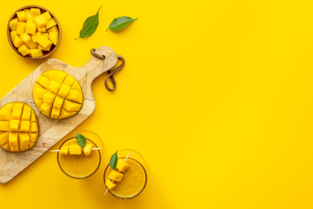 热带水果奶昔或果汁与芒果片和方块图片下载