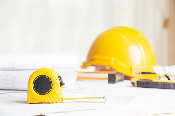 安全工作。标准施工现场防护设备以桌子木质为背景，平整铺设，复制空间，安全第一的理念。图片下载