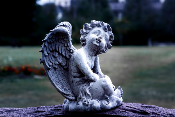 孩子般的天使雕像在坟墓上图片下载