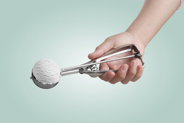 椰子冰淇淋勺孤立在柔和的背景图片下载