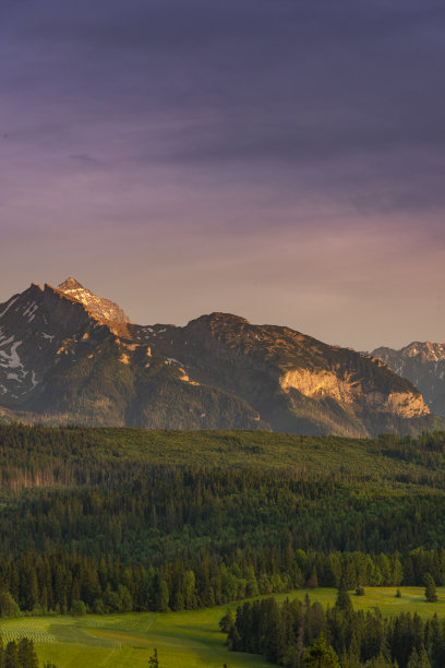 波兰塔特拉斯山脉的日落图片下载