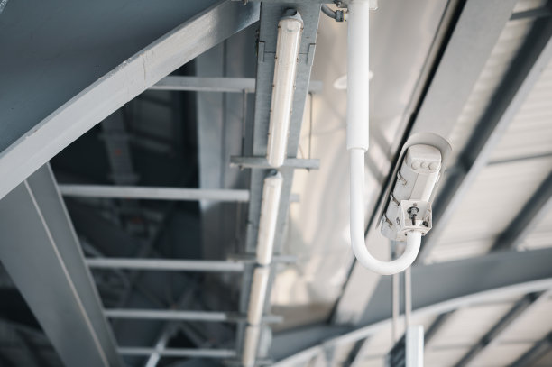 现代天空背景闭路电视安全系统智能摄像头防盗。图片下载