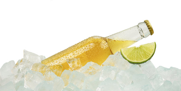 一瓶冰镇啤酒图片下载