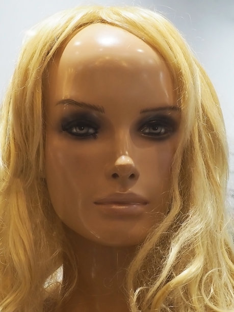 这是一个有着金色头发和烟熏妆的逼真女性模特的脸。特写照片图片下载